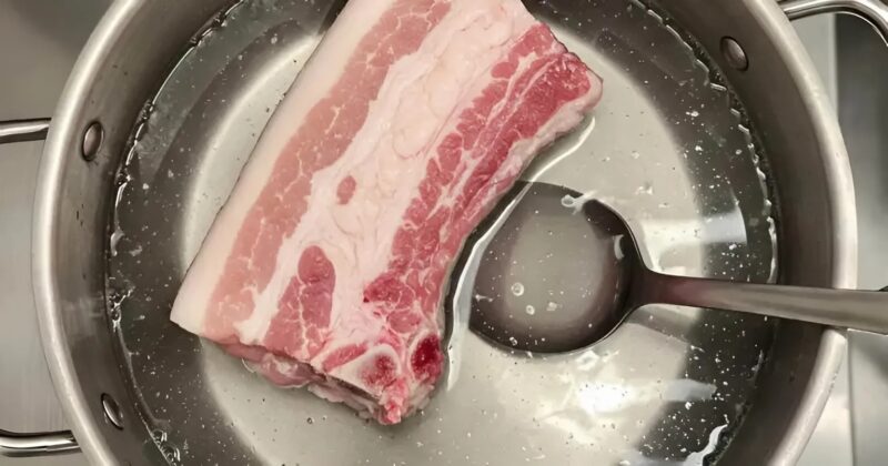 Pourquoi les gens d'autrefois plaçaient-ils une cuillère dans la casserole de soupe ? Un vieux truc qui marche toujours aussi bien aujourd'hui
