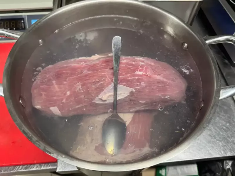 Pourquoi les gens d'autrefois plaçaient-ils une cuillère dans la casserole de soupe ? Un vieux truc qui marche toujours aussi bien aujourd'hui