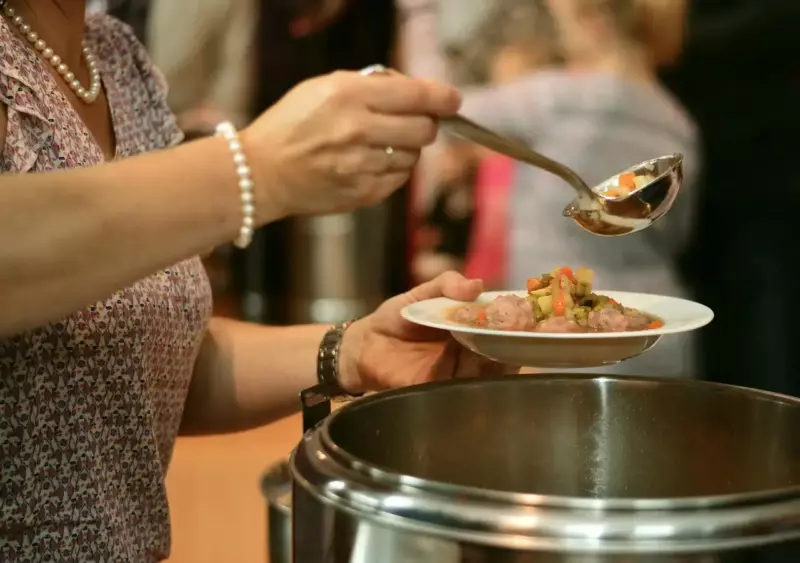 Pourquoi les gens d'autrefois plaçaient-ils une cuillère dans la casserole de soupe ? Un vieux truc qui marche toujours aussi bien aujourd'hui