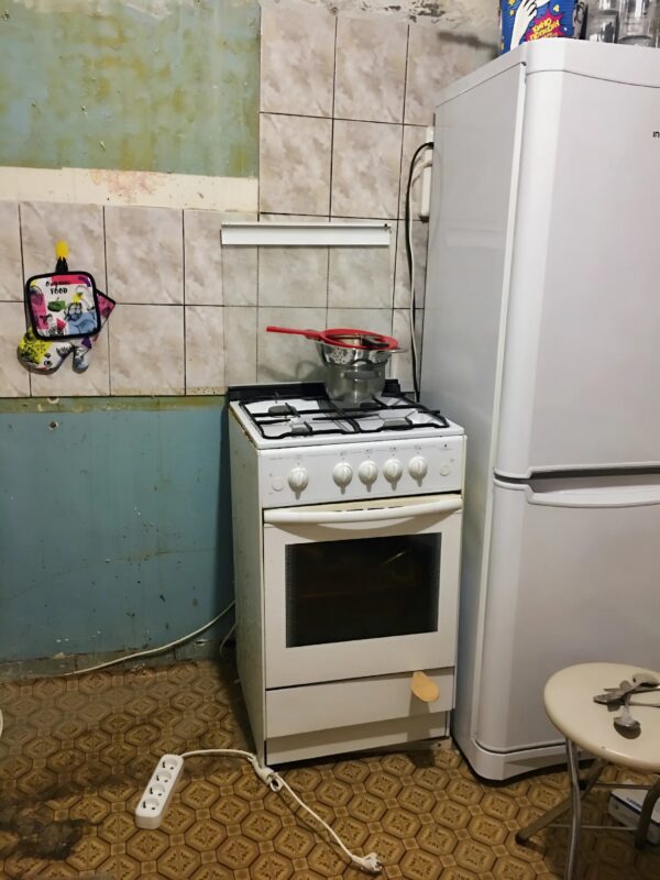 De la moquerie à l’admiration : comment j’ai transformé ma cuisine démodée en un espace moderne et lumineux