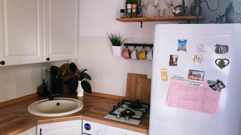 De la moquerie à l’admiration : comment j’ai transformé ma cuisine démodée en un espace moderne et lumineux