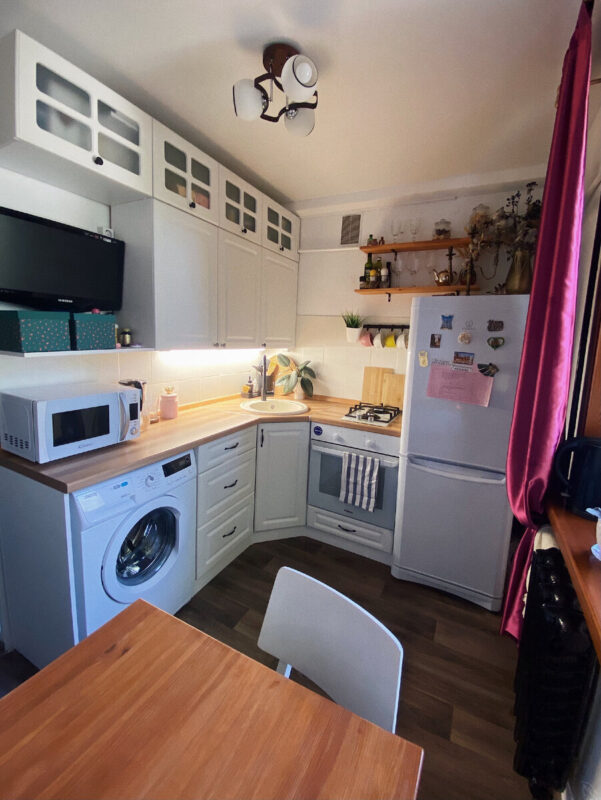 De la moquerie à l’admiration : comment j’ai transformé ma cuisine démodée en un espace moderne et lumineux