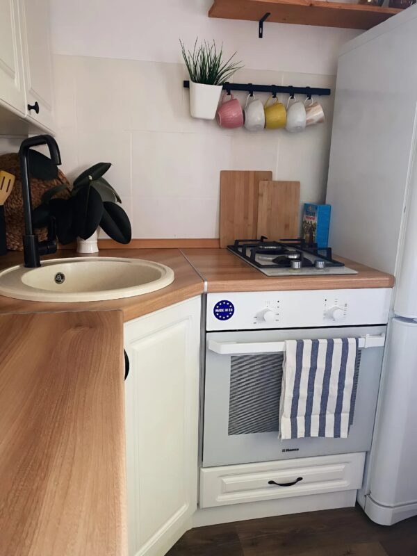 De la moquerie à l’admiration : comment j’ai transformé ma cuisine démodée en un espace moderne et lumineux