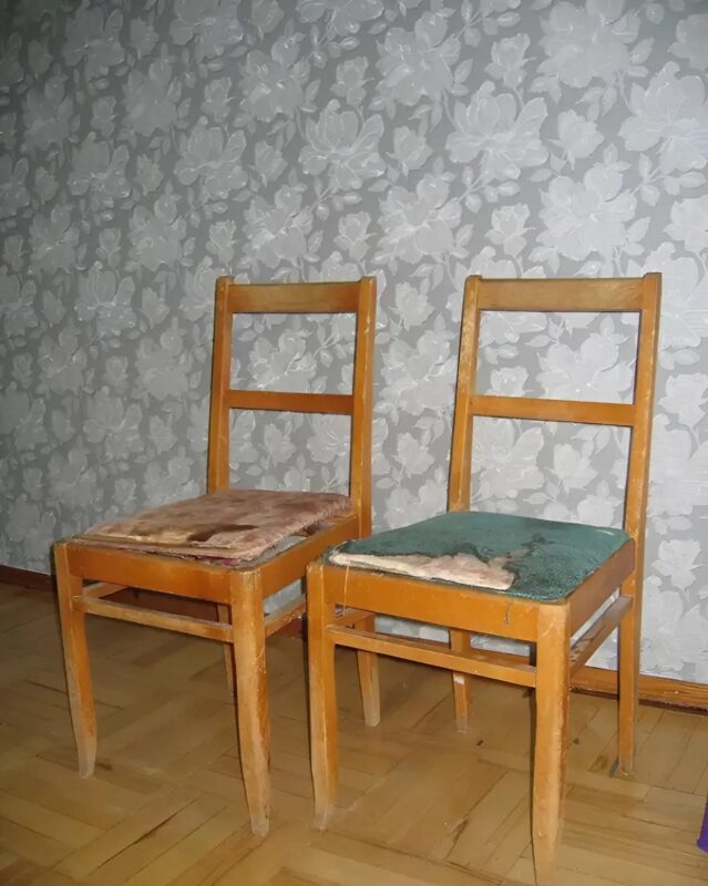 Deux chaises anciennes laissées par ma grand-mère, un travail minutieux et une transformation réussie qui lui aurait fait plaisir