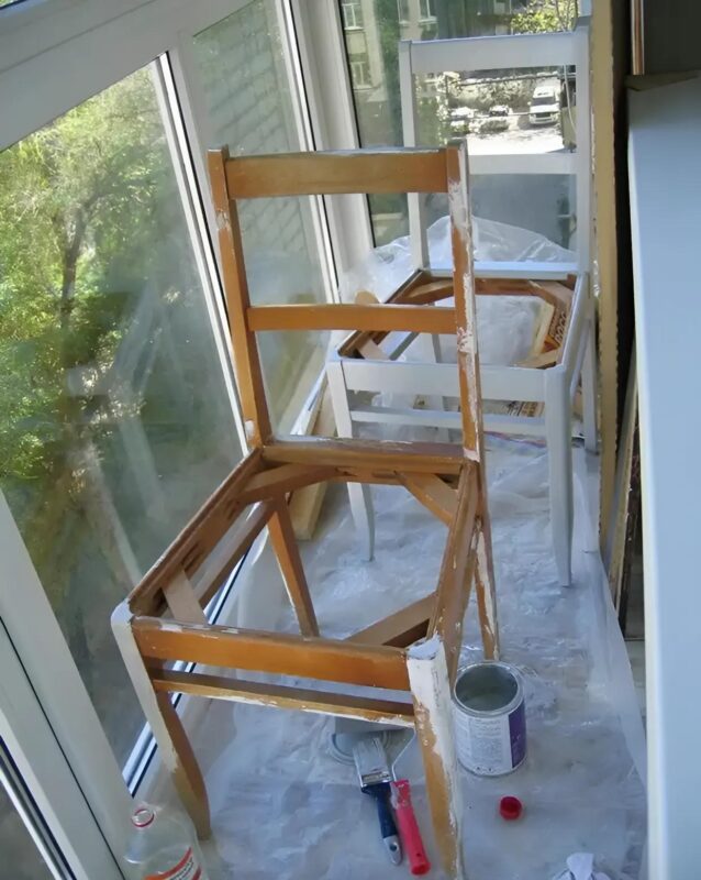 Deux chaises anciennes laissées par ma grand-mère, un travail minutieux et une transformation réussie qui lui aurait fait plaisir