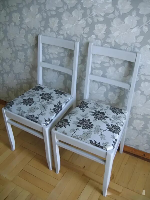 Deux chaises anciennes laissées par ma grand-mère, un travail minutieux et une transformation réussie qui lui aurait fait plaisir