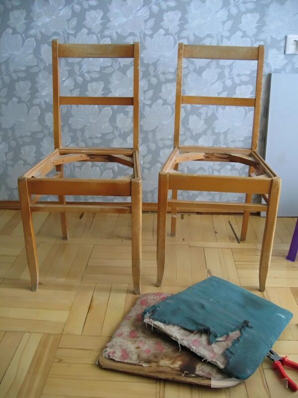 Deux chaises anciennes laissées par ma grand-mère, un travail minutieux et une transformation réussie qui lui aurait fait plaisir