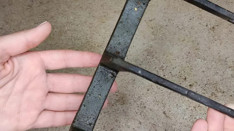 Comment nettoyer facilement les grilles du four et les débarrasser de la graisse sans effort ni produits coûteux