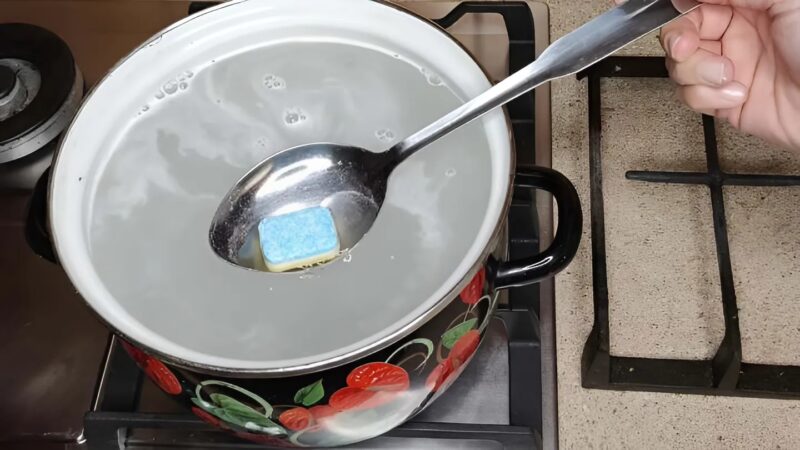 Comment nettoyer facilement les grilles du four et les débarrasser de la graisse sans effort ni produits coûteux