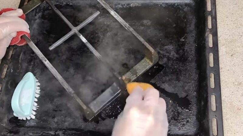 Comment nettoyer facilement les grilles du four et les débarrasser de la graisse sans effort ni produits coûteux