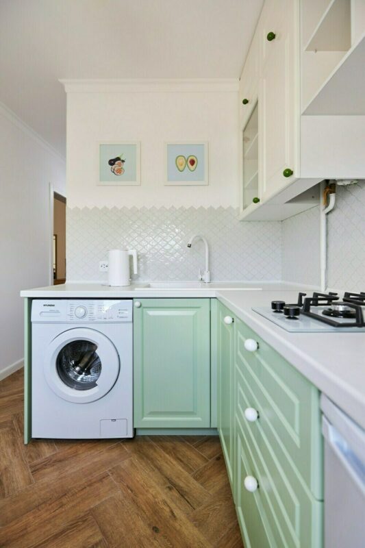 Avant et après : comment une cuisine délabrée dans un petit appartement de 29 m² a été complètement transformée en un espace moderne