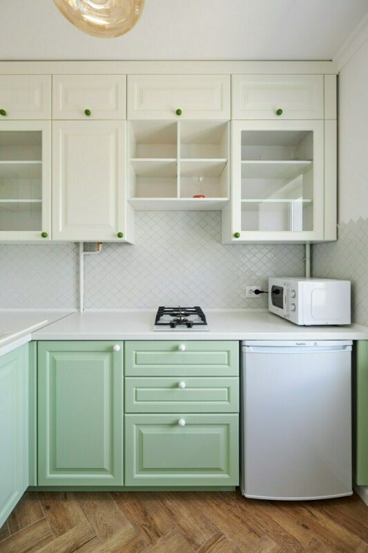 Avant et après : comment une cuisine délabrée dans un petit appartement de 29 m² a été complètement transformée en un espace moderne