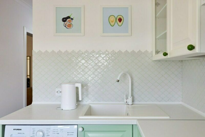 Avant et après : comment une cuisine délabrée dans un petit appartement de 29 m² a été complètement transformée en un espace moderne