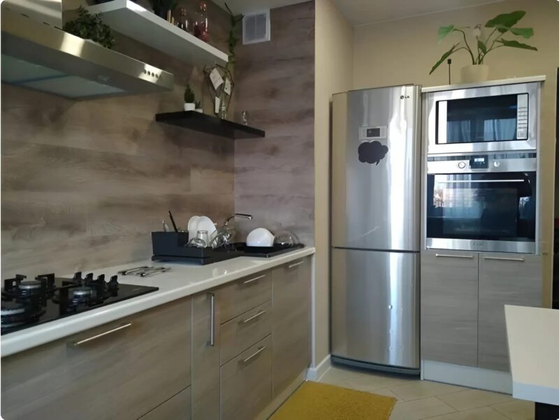 J’avais peur d’opter pour du stratifié au lieu du carrelage… mais après la rénovation de la cuisine, je suis restée sans voix