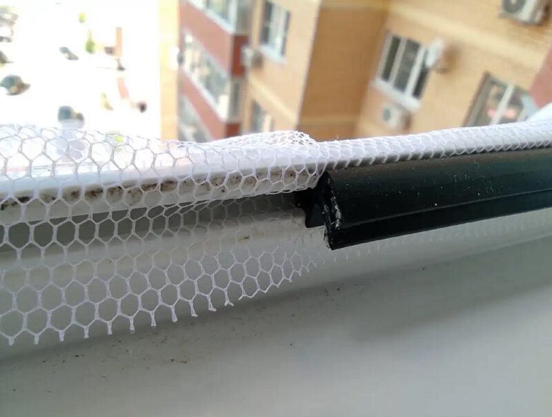 J'ai appris à installer une moustiquaire (sans cadre) sur n'importe quelle fenêtre en plastique