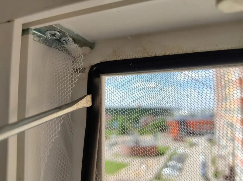 J'ai appris à installer une moustiquaire (sans cadre) sur n'importe quelle fenêtre en plastique