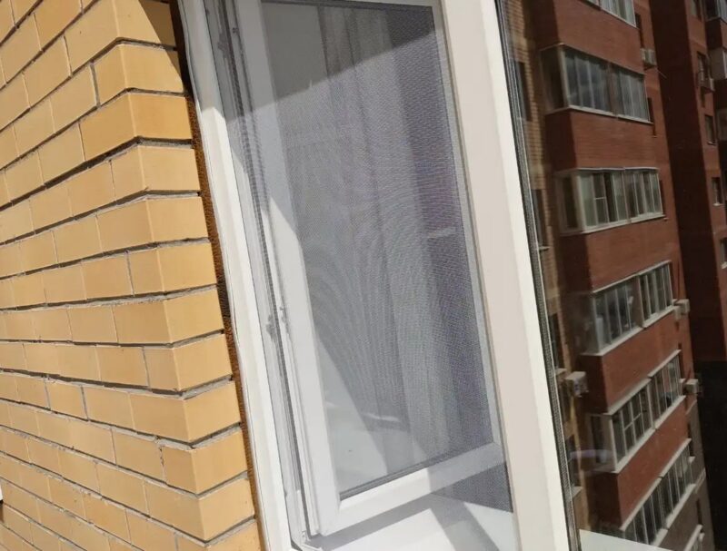 J'ai appris à installer une moustiquaire (sans cadre) sur n'importe quelle fenêtre en plastique