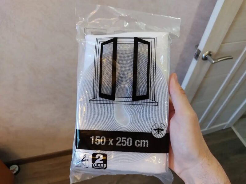 J'ai appris à installer une moustiquaire (sans cadre) sur n'importe quelle fenêtre en plastique