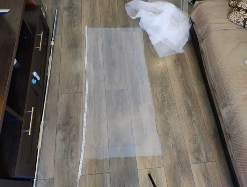 J'ai appris à installer une moustiquaire (sans cadre) sur n'importe quelle fenêtre en plastique