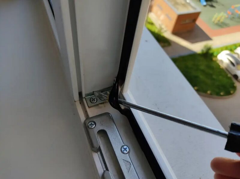 J'ai appris à installer une moustiquaire (sans cadre) sur n'importe quelle fenêtre en plastique