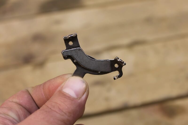 Comment retirer rapidement une pince magnétique de vos vêtements : astuce simple et efficace !