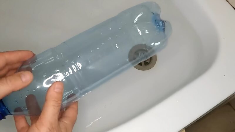 J'ai failli inonder ma salle de bain... jusqu'à ce que j'essaie cette astuce surprenante avec une bouteille en plastique