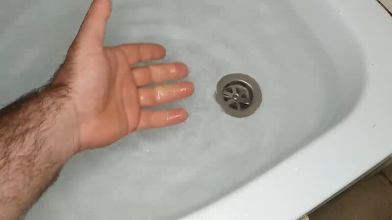 J'ai failli inonder ma salle de bain... jusqu'à ce que j'essaie cette astuce surprenante avec une bouteille en plastique