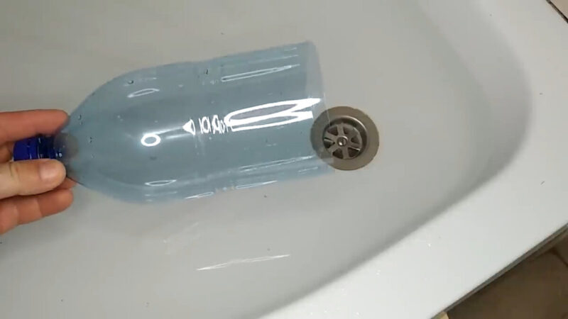 J'ai failli inonder ma salle de bain... jusqu'à ce que j'essaie cette astuce surprenante avec une bouteille en plastique