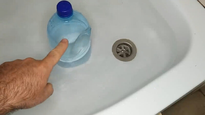 J'ai failli inonder ma salle de bain... jusqu'à ce que j'essaie cette astuce surprenante avec une bouteille en plastique