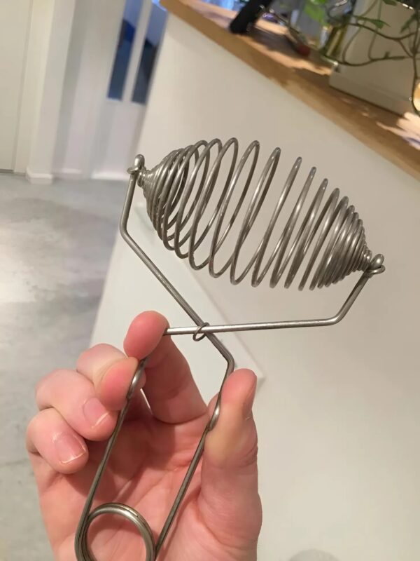 Cet objet ressemble à un simple infuseur à thé, mais sa véritable fonction va bien au-delà de vos attentes