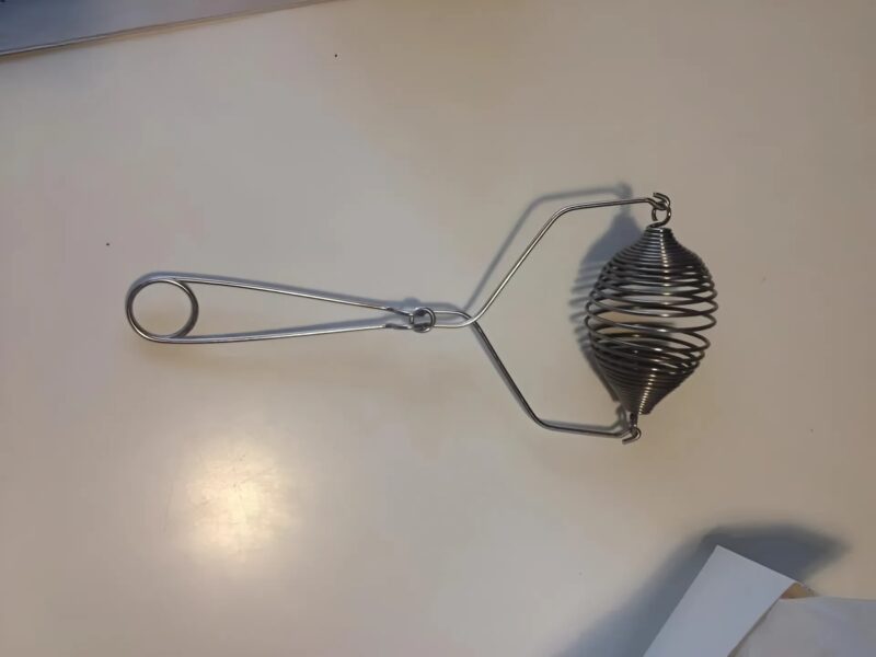Cet objet ressemble à un simple infuseur à thé, mais sa véritable fonction va bien au-delà de vos attentes