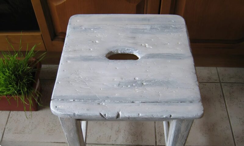 Cette vieille chaise allait finir à la poubelle… jusqu’à ce que je décide de la transformer !