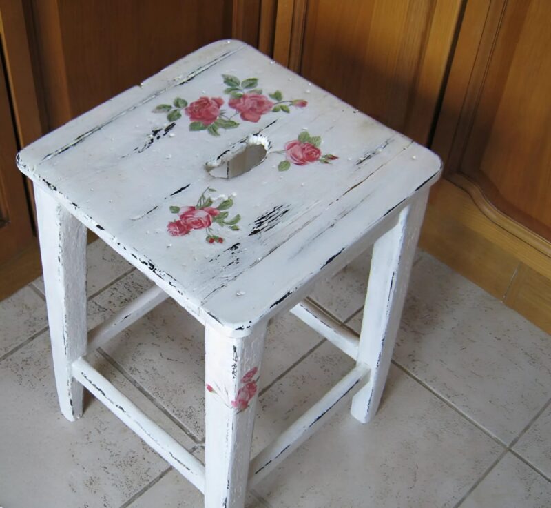 Cette vieille chaise allait finir à la poubelle… jusqu’à ce que je décide de la transformer !