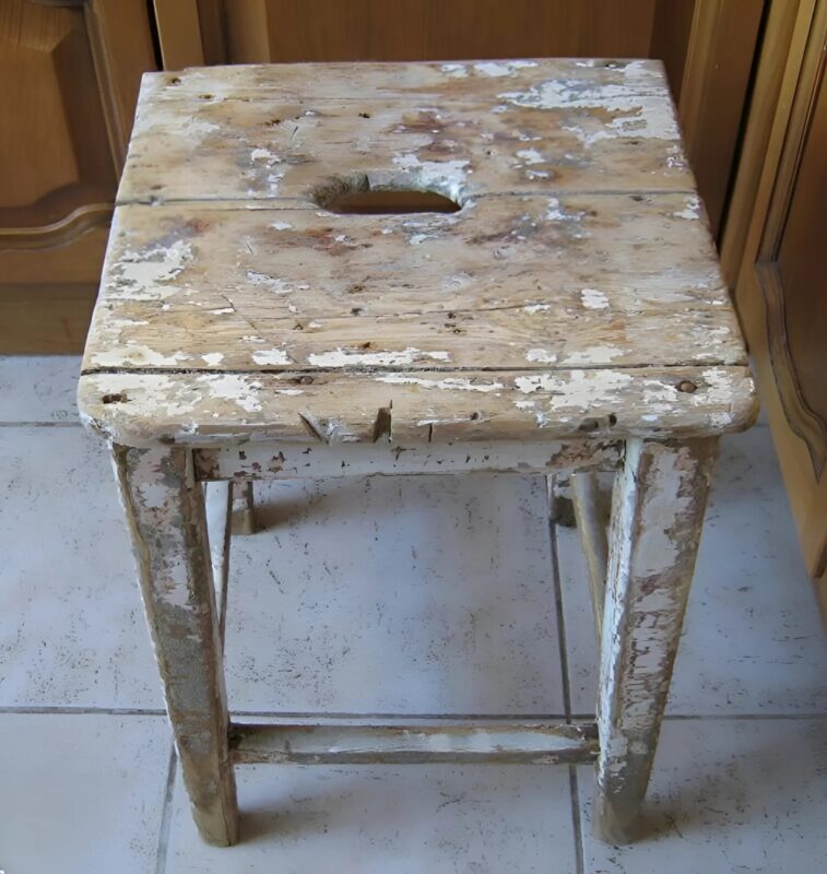 Cette vieille chaise allait finir à la poubelle… jusqu’à ce que je décide de la transformer !