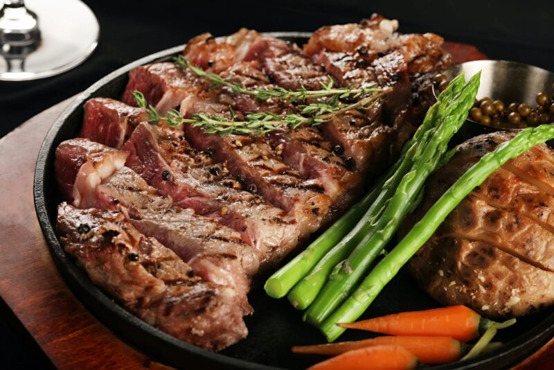 Conseil de chef pour rendre la viande incroyablement tendre : ajoutez cet ingrédient secret avant la préparation