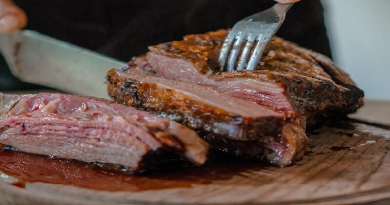 Conseil de chef pour rendre la viande incroyablement tendre : ajoutez cet ingrédient secret avant la préparation