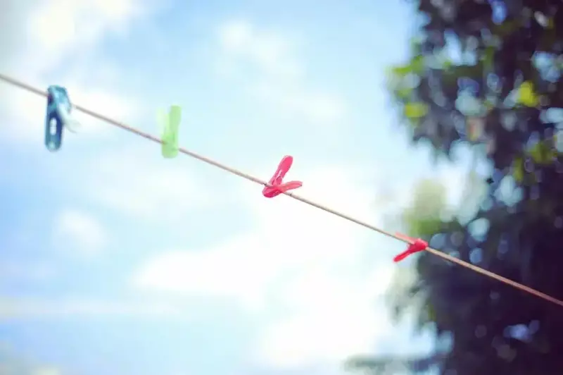 «Ma voisine étend ses culottes juste devant la fenêtre de mon fils, et voici ce que j’ai fait !»