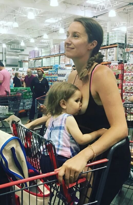 Cette maman, lassée des critiques, allaite fièrement son enfant au supermarché
