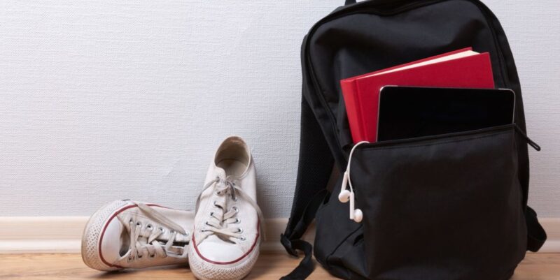 J'ai trouvé des couches dans le sac à dos de mon garçon de 14 ans et j'ai décidé de le suivre à la sortie de l'école