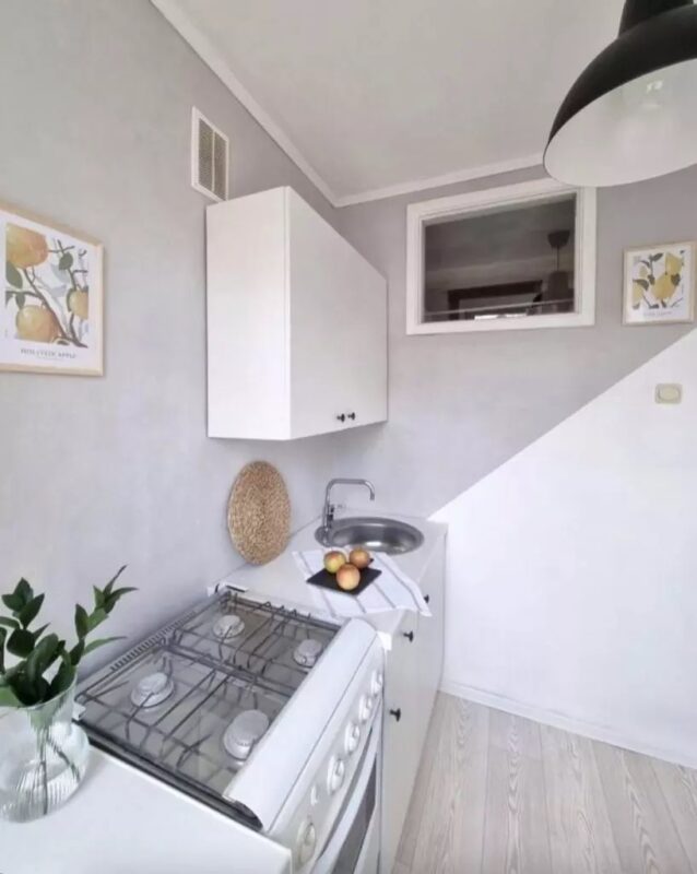 Une minuscule cuisine de 5 m², transformée sans se ruiner, mais avec un cœur immense
