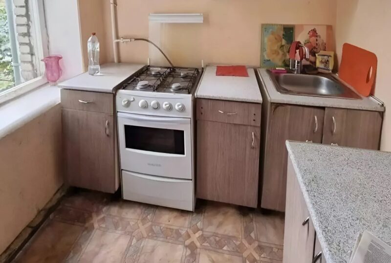 Une minuscule cuisine de 5 m², transformée sans se ruiner, mais avec un cœur immense