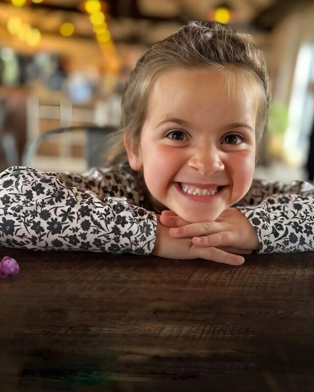 Petite Jules, star de Tik_Tok âgée de six ans, s’éteint dans le lit de ses parents quelques semaines après sa dernière vidéo