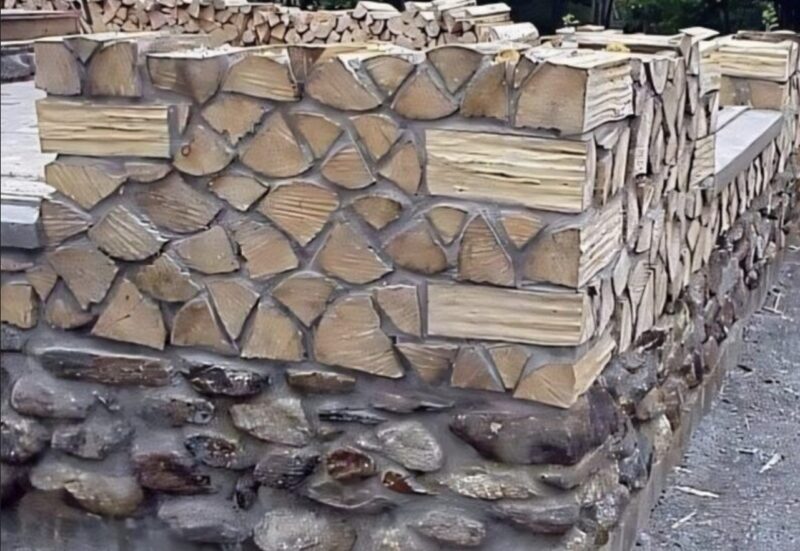 Ils ont construit une maison de rêve avec du bois de chauffage… et le résultat est époustouflant
