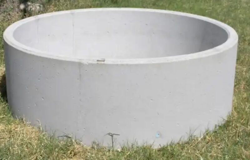 Personne ne comprenait pourquoi il avait enterré un anneau de béton géant dans son jardin… jusqu’au carrelage