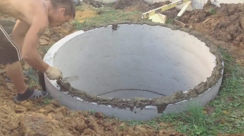 Personne ne comprenait pourquoi il avait enterré un anneau de béton géant dans son jardin… jusqu’au carrelage
