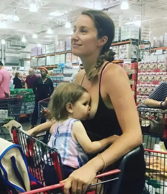 Cette maman, lassée des critiques, allaite fièrement son enfant au supermarché