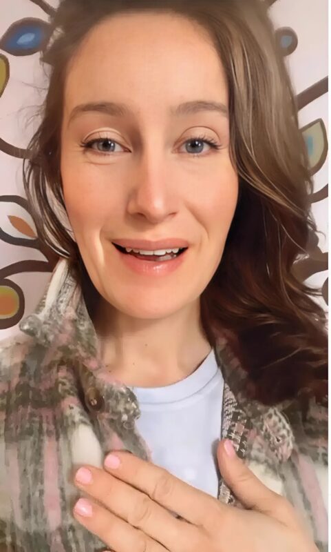 Cette maman, lassée des critiques, allaite fièrement son enfant au supermarché