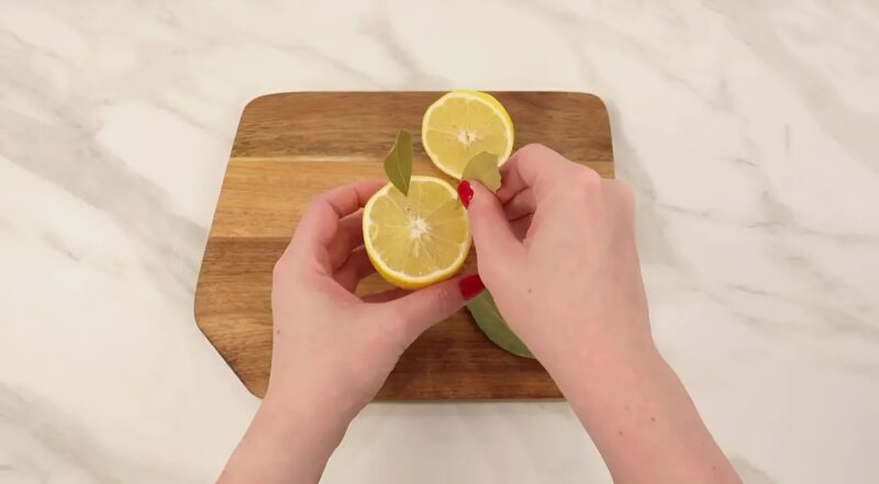 Plante quatre feuilles de laurier dans un demi-citron et pose-le sur la table… Tu comprendras vite pourquoi