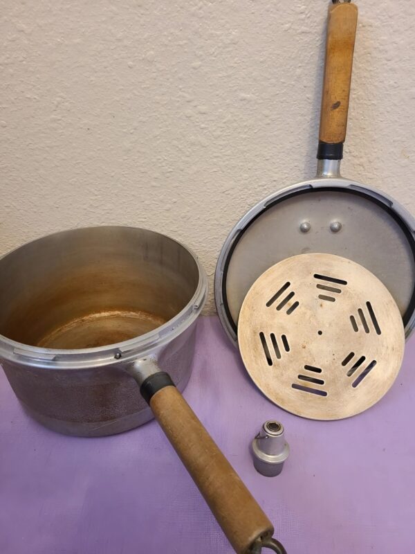 Quelqu’un chez vous avait ça dans sa cuisine ? Je suis tombé dessus par hasard… et j’en suis resté bouche bée