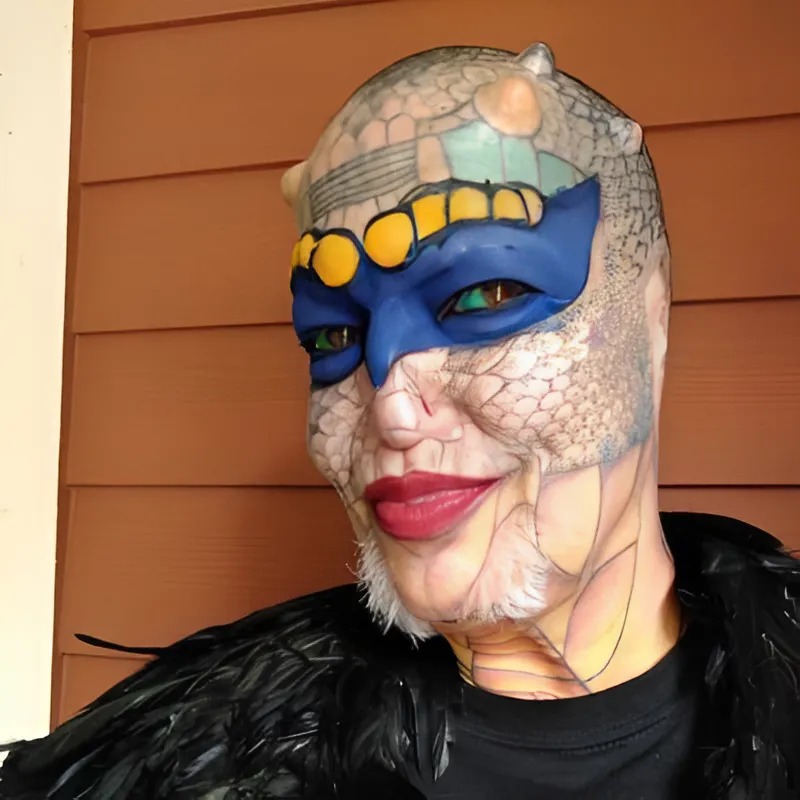 Elle fait enlever ses oreilles et son nez pour devenir « dame dragon » et affirme être née reptilienne
